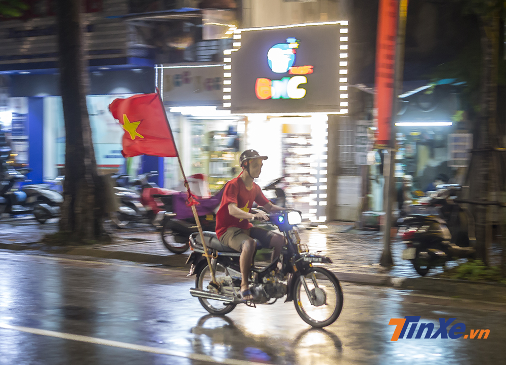 Olympic Việt Nam thua trận 1-3, người dân Hà thành vẫn ra đường cỗ vũ dưới trời mưa lớn
