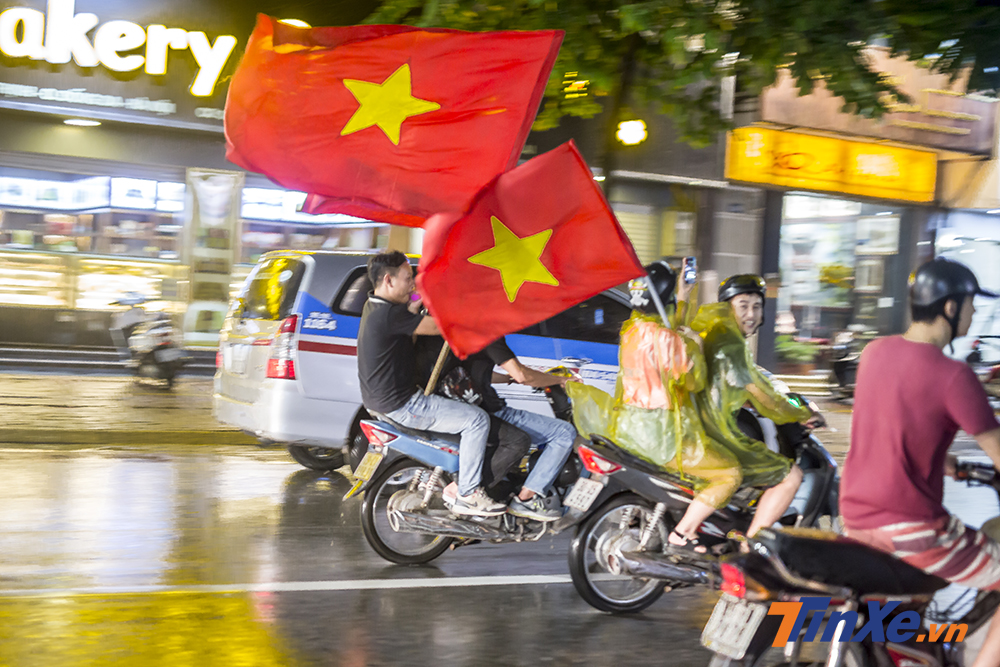 Olympic Việt Nam thua trận 1-3, người dân Hà thành vẫn ra đường cỗ vũ dưới trời mưa lớn