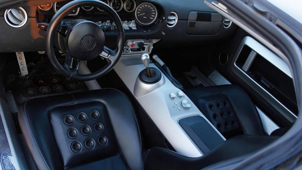 Nội thất xe bọc da màu đen cùng nhiều chi tiết bằng nhôm Nội thất xe bọc da màu đen cùng nhiều chi tiết bằng nhôm