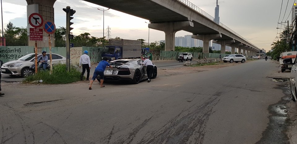 2 người đàn ông đẩy siêu xe Lamborghini Aventador độ body kit DMC của Chủ tịch Trung Nguyên