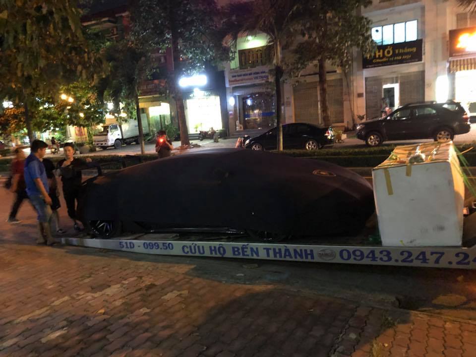 Lamborghini Aventador Limited Edition 50 độc nhất Việt Nam đã được trùm bạt cẩn thận và chỉ mất khoảng 2h vận chuyển, siêu xe này sẽ có mặt tại nhà riêng của chủ nhân Lamborghini Aventador Limited Edition 50 độc nhất Việt Nam đã được trùm bạt cẩn thận và chỉ mất khoảng 2h vận chuyển, siêu xe này sẽ có mặt tại nhà riêng của chủ nhân