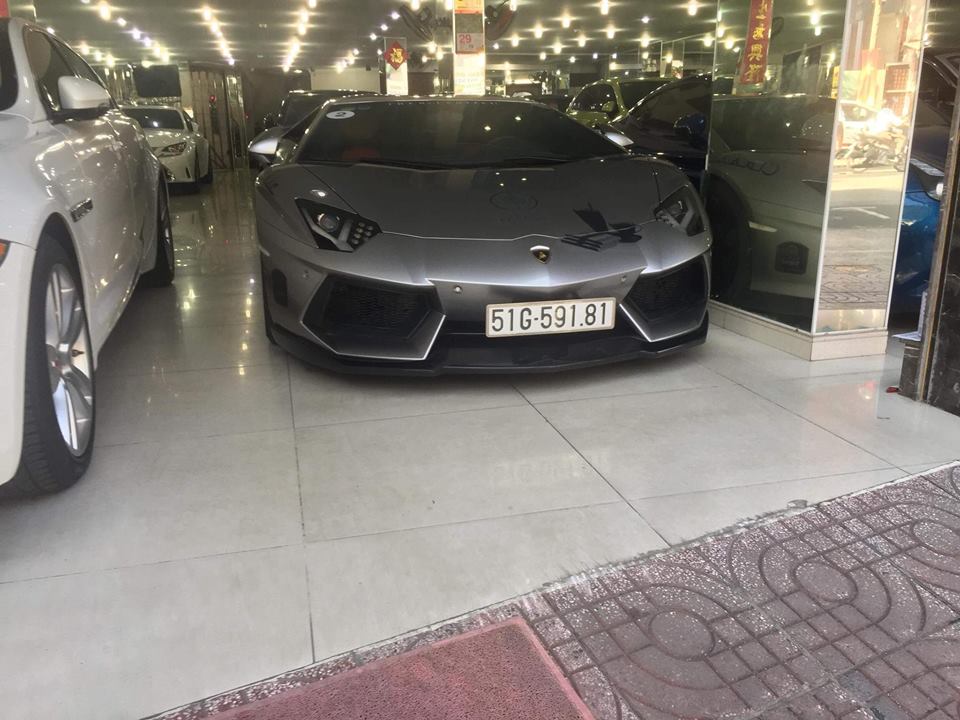 Sau hành trình xuyên Việt, siêu xe Lamborghini Aventador của Chủ tịch Trung Nguyên bất ngờ xuất hiện tại công ty nhập khẩu tư nhân quận 5