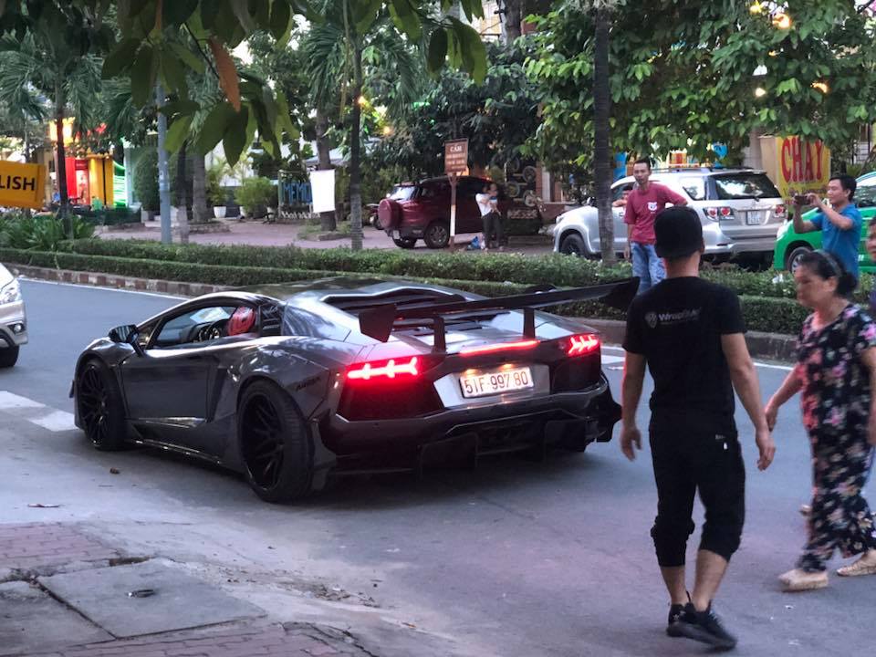 Trước khi lên xe chuyên dụng, siêu xe này được kiểm tra lần cuối để bảo đảm trong tình trạng hoàn hảo trước khi về với với chủ nhân tại Vũng Tàu Trước khi lên xe chuyên dụng, siêu xe này được kiểm tra lần cuối để bảo đảm trong tình trạng hoàn hảo trước khi về với với chủ nhân tại Vũng Tàu