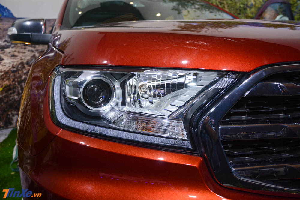 Hai đèn pha HID mới đi kèm với các viền mạ crôm