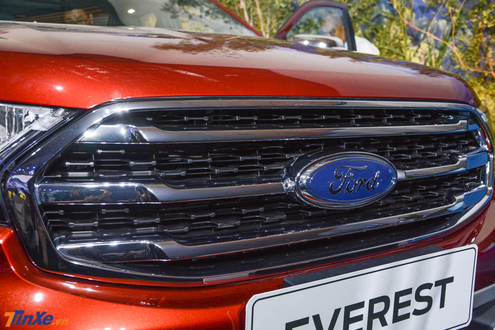 lưới tản nhiệt mới được tạo hình từ 3 thanh ngang mạ crôm nổi bật