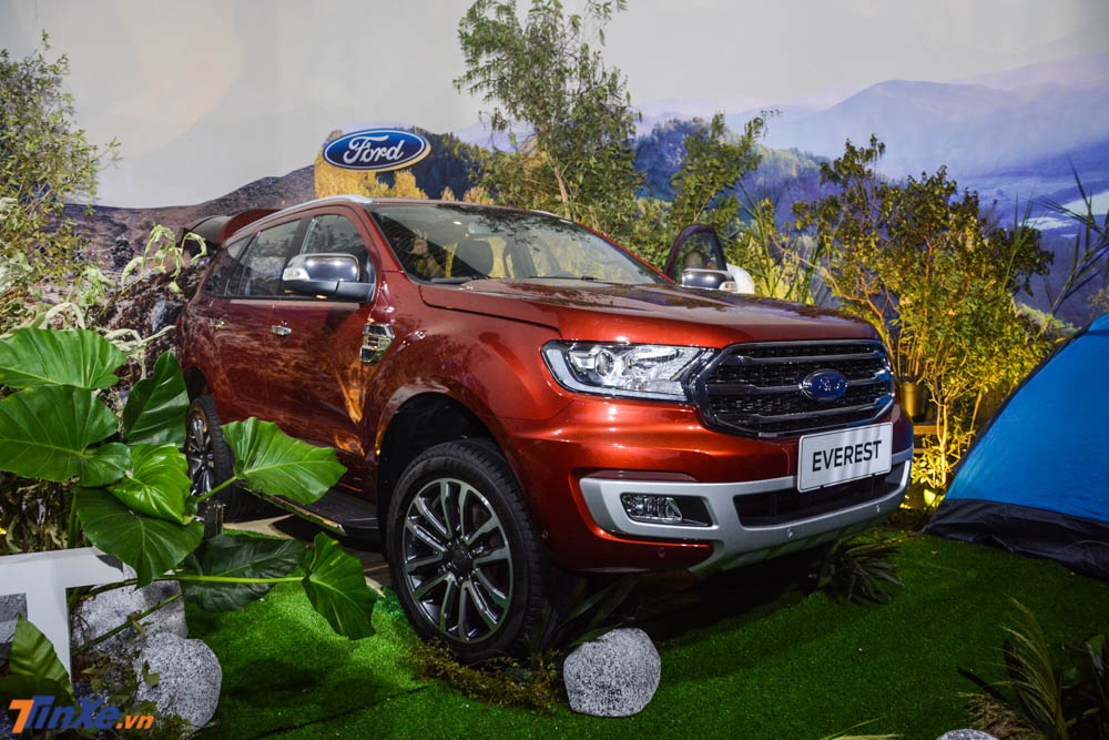 Ford Everest 2018 có giá bán rẻ hơn 73 đến 95 triệu đồng so với bản cũ