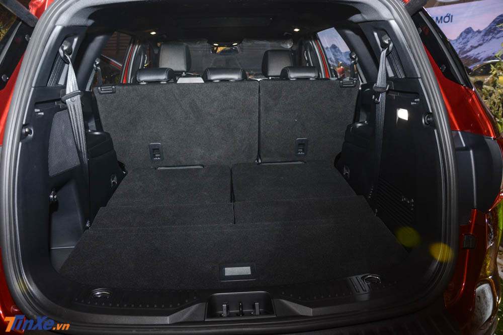 Khi không cần sử dụng, chủ nhân có thể gập hàng ghế thứ 3 này lại để tăng diện tích khoang chứa đồ