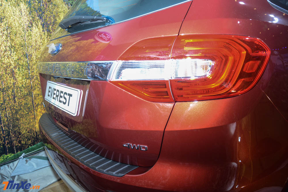 Ford Everest Titanium 2018 sẽ có 2 phiên bản là dẫn động một cầu và đáng chú ý nhất là bản dẫn động 4 bánh