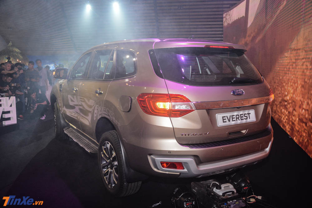 Bên sườn và cả đuôi xe, Ford Everest bản nâng cấp 2018 không có thay đổi thiết kế nào
