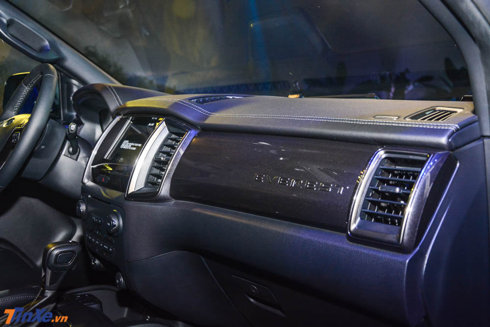 Khoang lái Ford Everest bản nâng cấp 2018 có các chi tiết ốp trang trí màu tối 