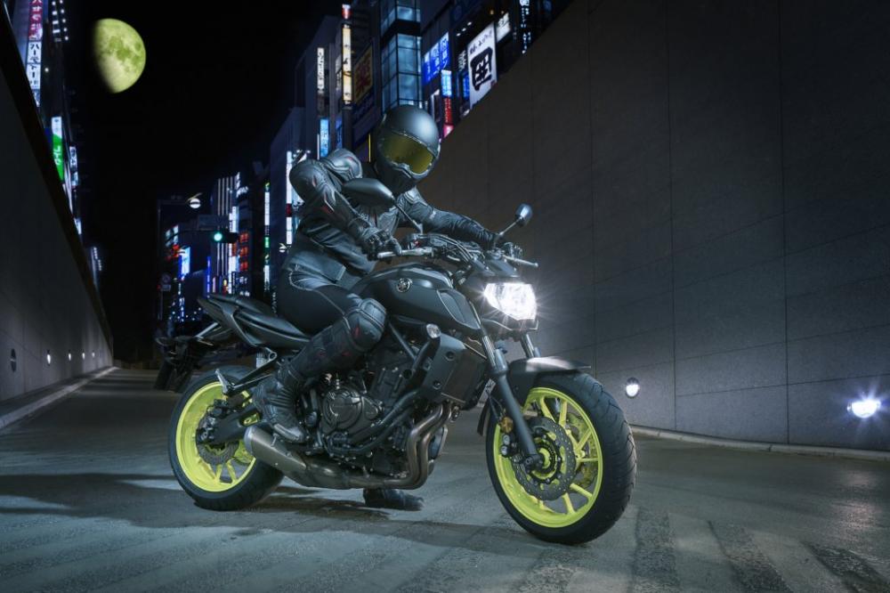 Chiếc Yamaha MT-07 nguyên bản là một chiếc Naked bike gọn gàng, mạnh mẽ. Chiếc Yamaha MT-07 nguyên bản là một chiếc Naked bike gọn gàng, mạnh mẽ.