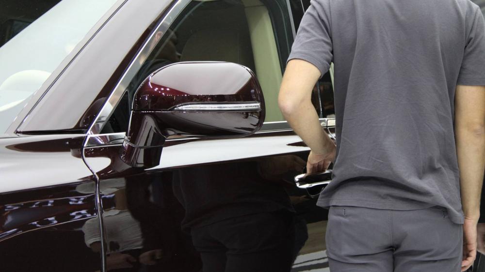 Gương chiếu hậu tích hợp đèn xi-nhan của Aurus Senat