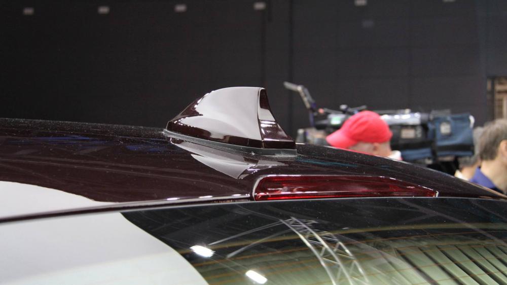 Ăng ten vây cá trên nóc Aurus Senat