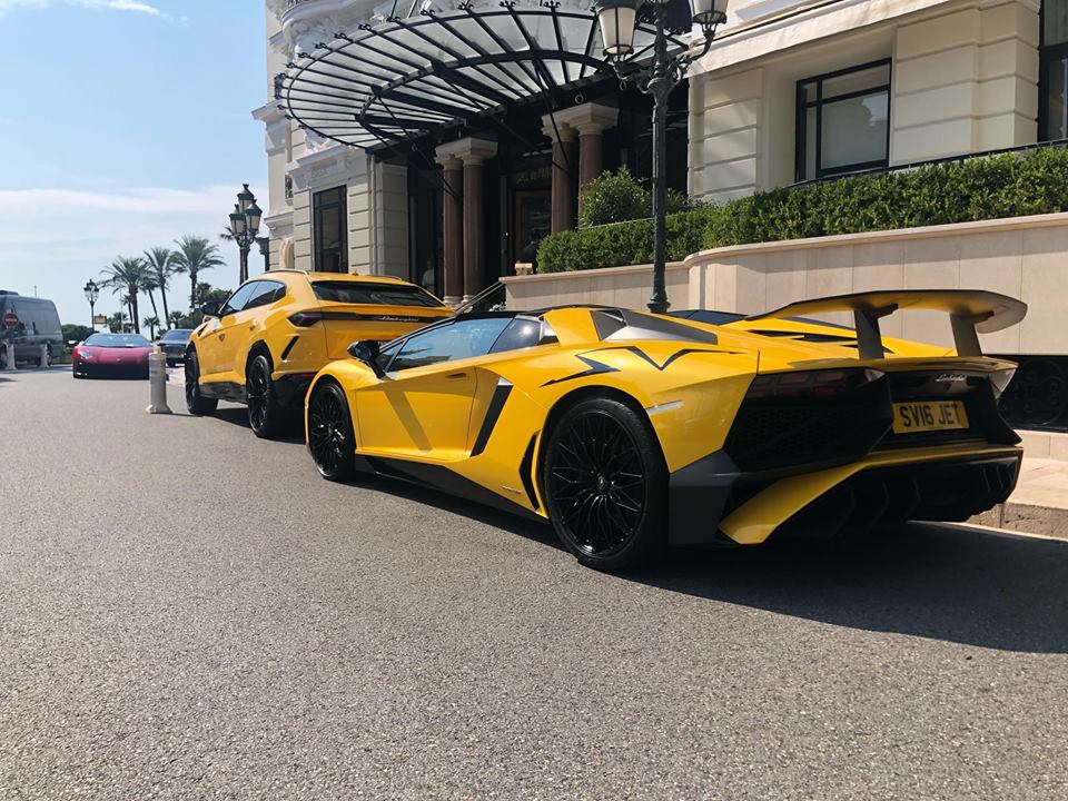 Siêu SUV Lamborghini Urus và siêu xe Lamborghini Aventador LP750-4 SV Roadster đỗ cùng nhau đều có chung bộ áo màu vàng Siêu SUV Lamborghini Urus và siêu xe Lamborghini Aventador LP750-4 SV Roadster đỗ cùng nhau đều có chung bộ áo màu vàng