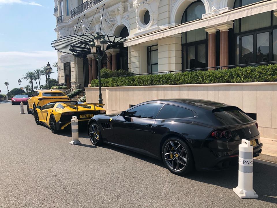 Ngay đến siêu xe Ferrari GTC4 Lusso cũng bị cặp đôi Lamborghini đồng màu làm cho kém nổi bật Ngay đến siêu xe Ferrari GTC4 Lusso cũng bị cặp đôi Lamborghini đồng màu làm cho kém nổi bật