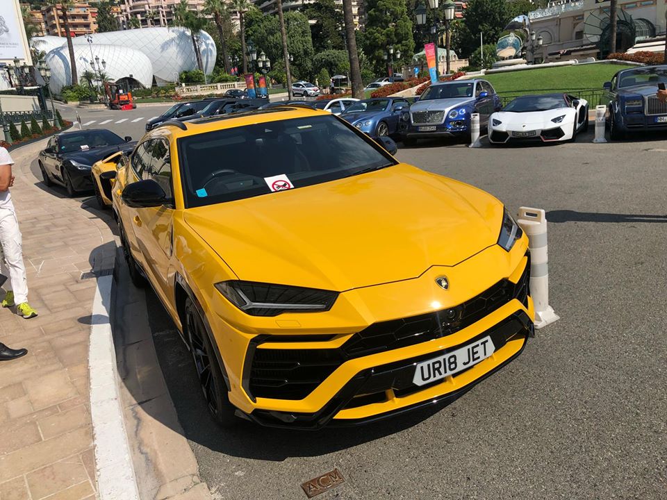 Bộ áo màu vàng Giallo Orion của cặp đôi Lamborghini này giúp cho các vệ tinh xung quanh đều bị lu mờ Bộ áo màu vàng Giallo Orion của cặp đôi Lamborghini này giúp cho các vệ tinh xung quanh đều bị lu mờ