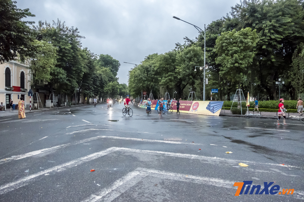 Khu vực hồ Hoàn Kiếm vẫn là địa điểm được nhiều người dân lựa chọn để tập thể dục buổi sáng.