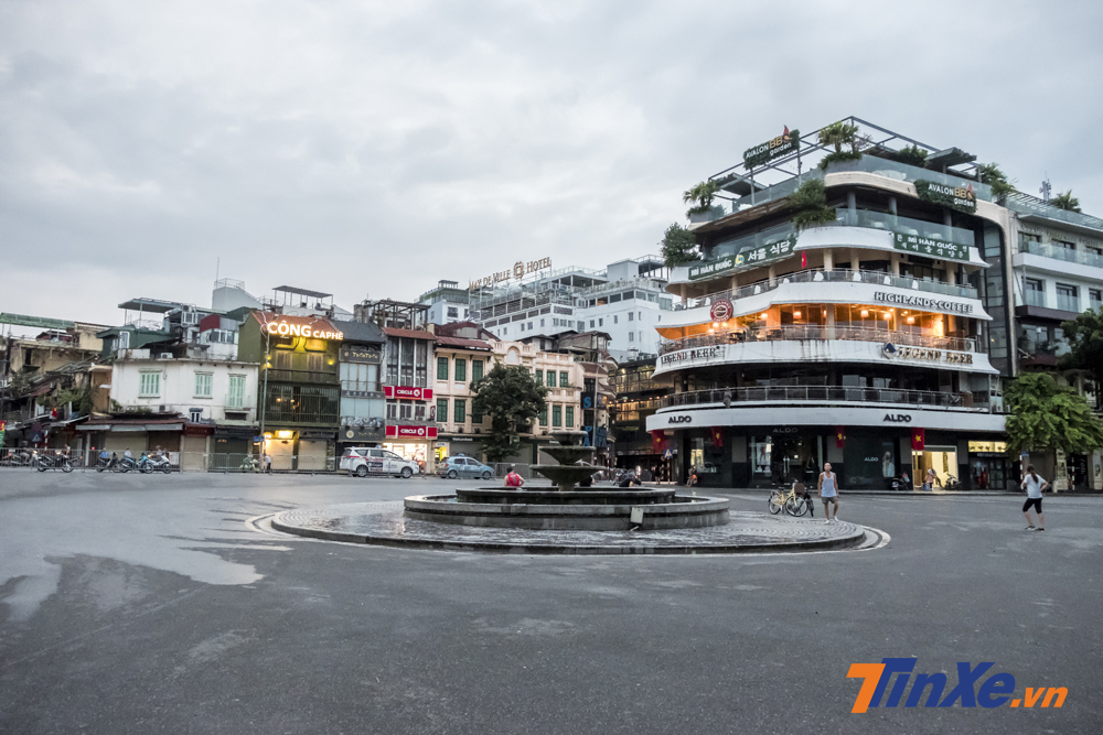 Khu vực hồ Hoàn Kiếm vắng bóng các phương tiện giao thông mà chỉ có người đi  bộ và xe đạp vì 2/9/2018 cũng là dịp cuối tuần khiến đây là phố đi bộ.