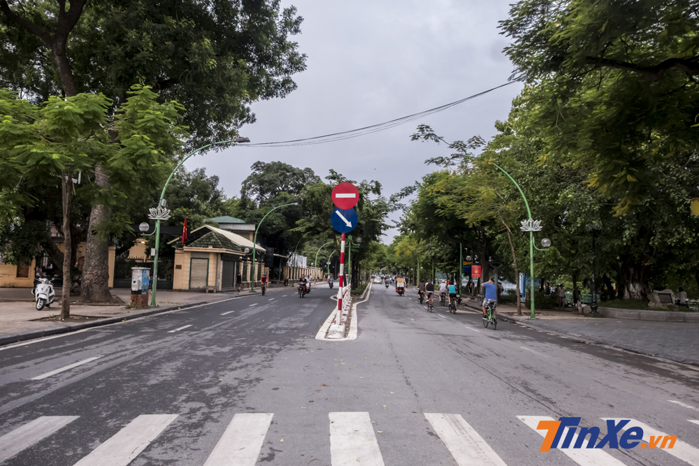 Đường Thanh Niên vắng bóng các phương tiện giao thông.