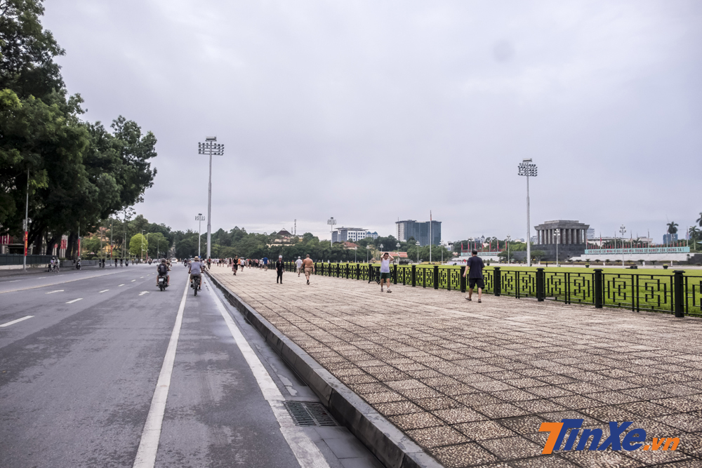 Khu vực quận Ba Đình cũng lác đác bóng người qua. Trong sáng sớm ngày hôm nay, nhiều người dân đã tập trung để theo dõi lễ thượng cờ sáng 2/9 tại Lăng Bác.