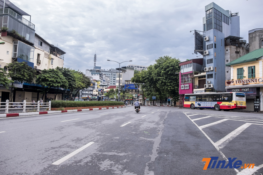 Ngã tư Nguyễn Thái Học - Hàng Bông cũng vắng vẻ hơn thường ngày.
