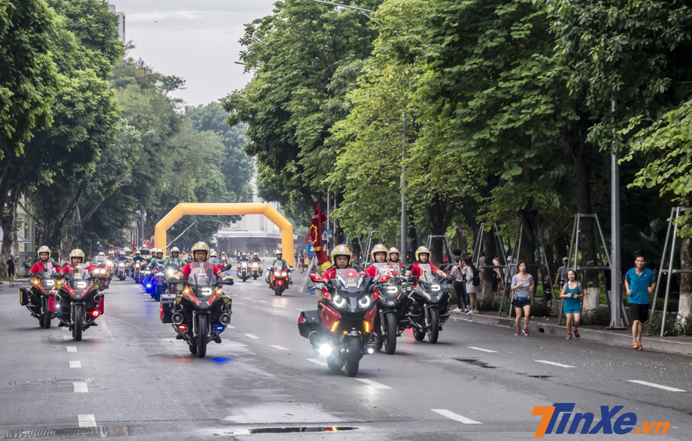 Hồ Hoàn kiếm tập trung khá nhiều mẫu xe phân khối lớn của câu lạc bộ mô tô Hà Nội để hỗ trợ giải đua xe đạp quốc tế.