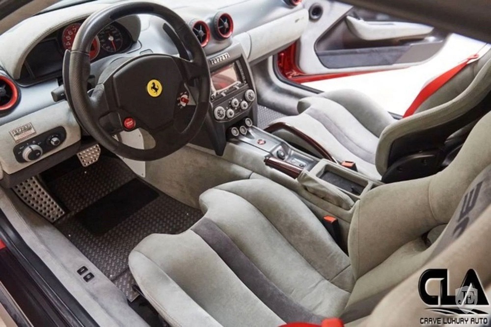 Nội thất màu ghi bên trong Ferrari SP30