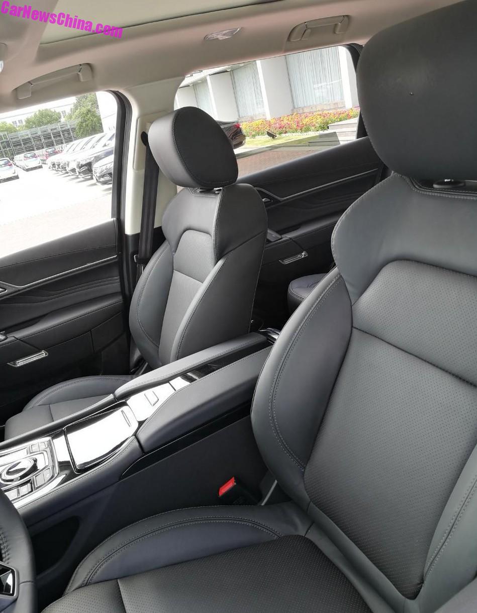 Hàng ghế trước của Zotye T900