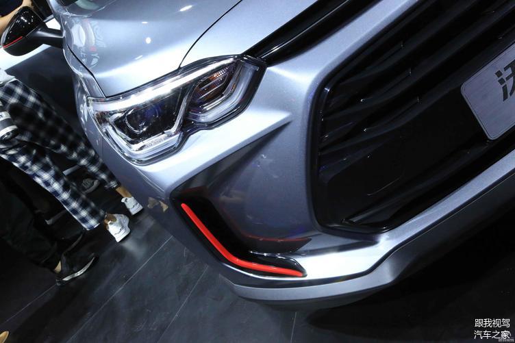 Chi tiết răng nanh màu đỏ của Chevrolet Orlando 2018 Chi tiết răng nanh màu đỏ của Chevrolet Orlando 2018