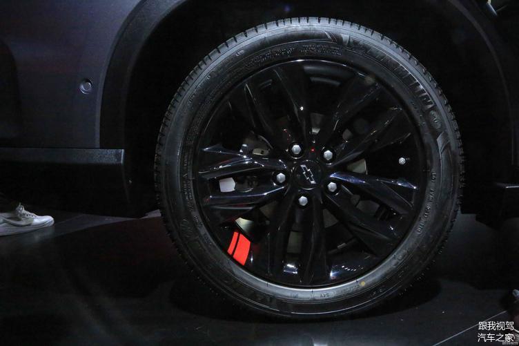 Bộ vành màu đen với chi tiết màu đỏ của Chevrolet Orlando 2018 Bộ vành màu đen với chi tiết màu đỏ của Chevrolet Orlando 2018