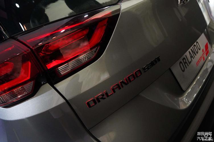 Logo Orlando màu đỏ - đen trên nắp cốp sau của Chevrolet Orlando 2018 Logo Orlando màu đỏ - đen trên nắp cốp sau của Chevrolet Orlando 2018