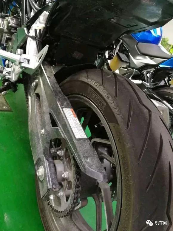 Dàn chân sau của Suzuki GSX-S300