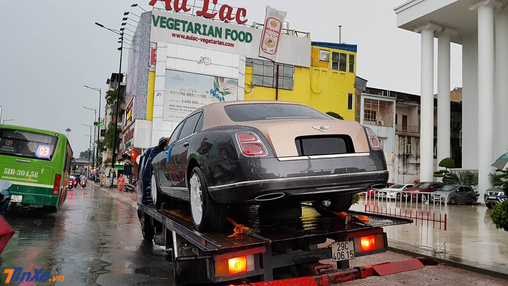 Chiếc xe siêu sang Bentley Mulsanne EWB thế hệ mới được vận chuyển đến nơi tổ chức buổi tiệc sinh nhật của doanh nhân quận 12