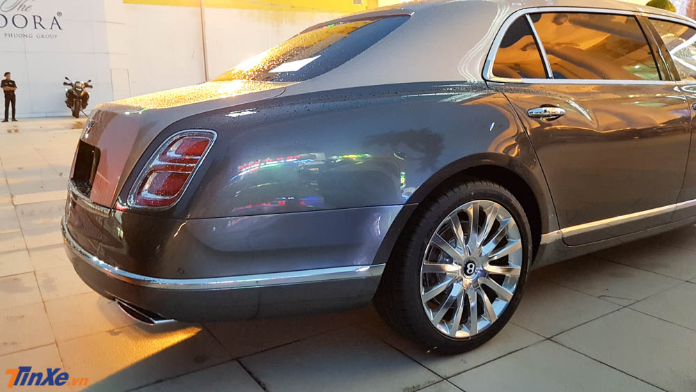 Do thuộc phiên bản trục cơ sở dài nên chiếc Bentley Mulsanne EWB 2018 của doanh nhân quận 12 có khoảng duỗi chân tăng thêm 250 mm 