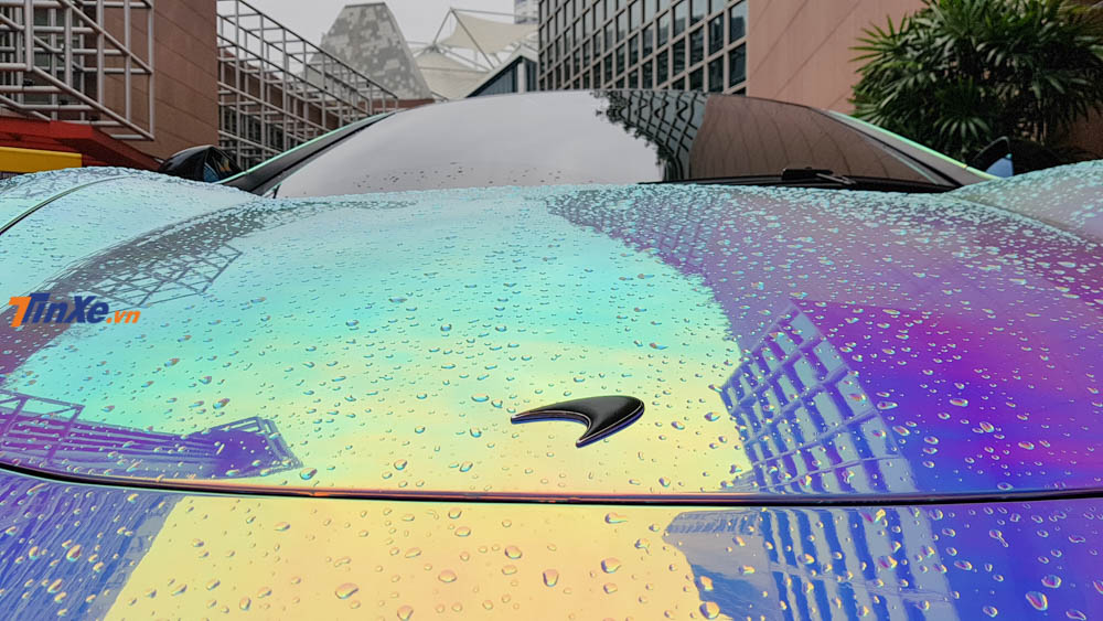 Màu sắc chính của bộ áo này là tím Màu sắc chính của bộ áo này là tím