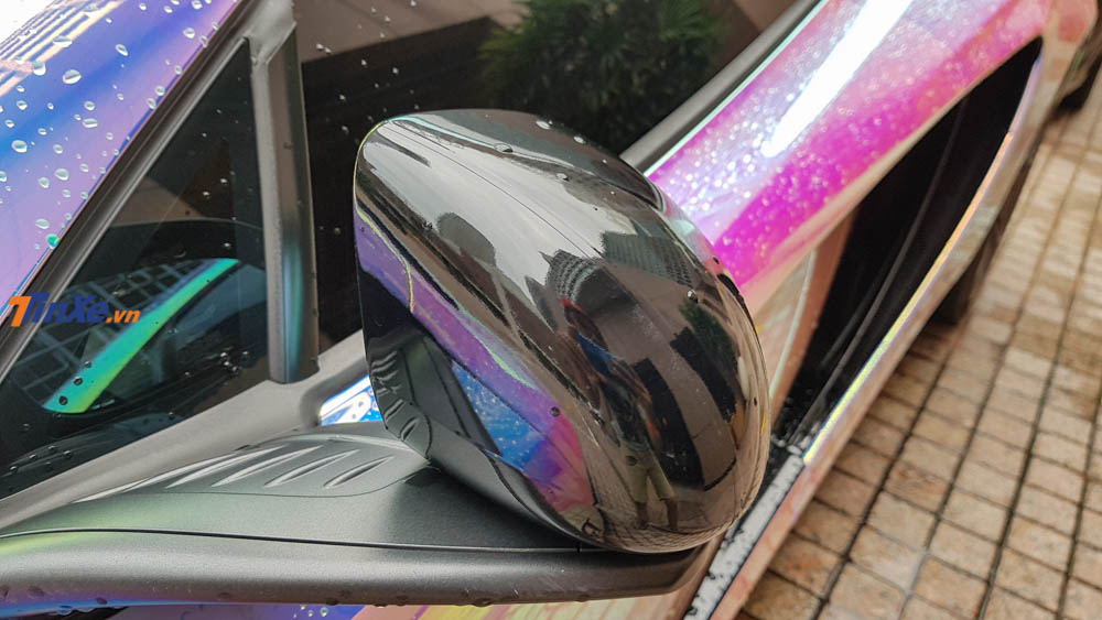 Vỏ gương hay hốc gió bên hông bằng sợi carbon bóng để tạo vẻ đối lập cho bộ áo tắc kè hoa của siêu phẩm này Vỏ gương