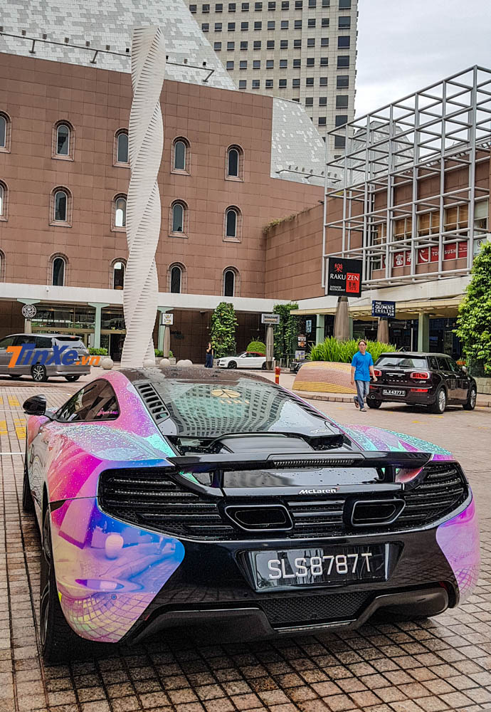 hay hốc gió bên hông bằng sợi carbon bóng để tạo vẻ đối lập cho bộ áo tắc kè hoa của siêu phẩm này hay hốc gió bên hông bằng sợi carbon bóng để tạo vẻ đối lập cho bộ áo tắc kè hoa của siêu phẩm này