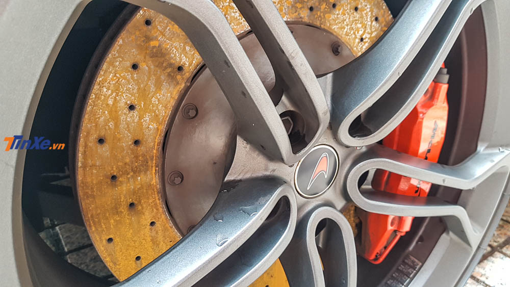 Nhưng các cùm phanh đĩa của siêu xe McLaren MP4-12C bị gỉ sét khá nghiêm trọng Nhưng các cùm phanh đĩa của siêu xe McLaren MP4-12C bị gỉ sét khá nghiêm trọng