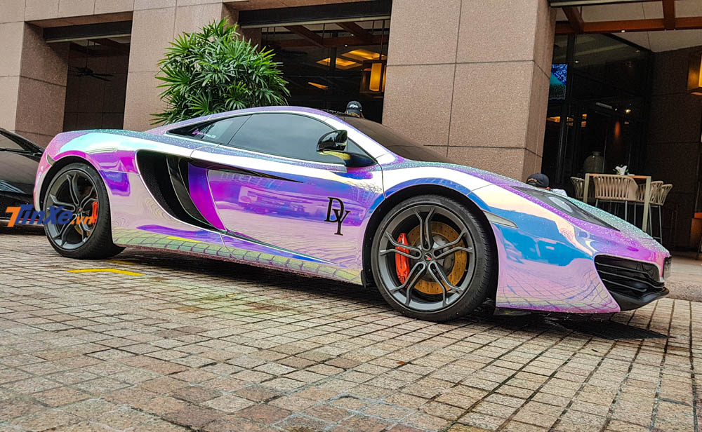 Dù nhìn góc độ nào bộ áo tắc kè hoa vẫn mang đến sự nổi bật cho siêu xe McLaren MP4-12C tại Singapore Dù nhìn góc độ nào bộ áo tắc kè hoa vẫn mang đến sự nổi bật cho siêu xe McLaren MP4-12C tại Singapore