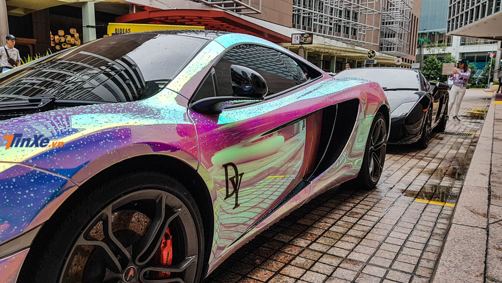 Bộ áo tắc kè hoa của siêu xe McLaren MP4-12C được mạ crôm nổi bần bật Bộ áo tắc kè hoa của siêu xe McLaren MP4-12C được mạ crôm nổi bần bật