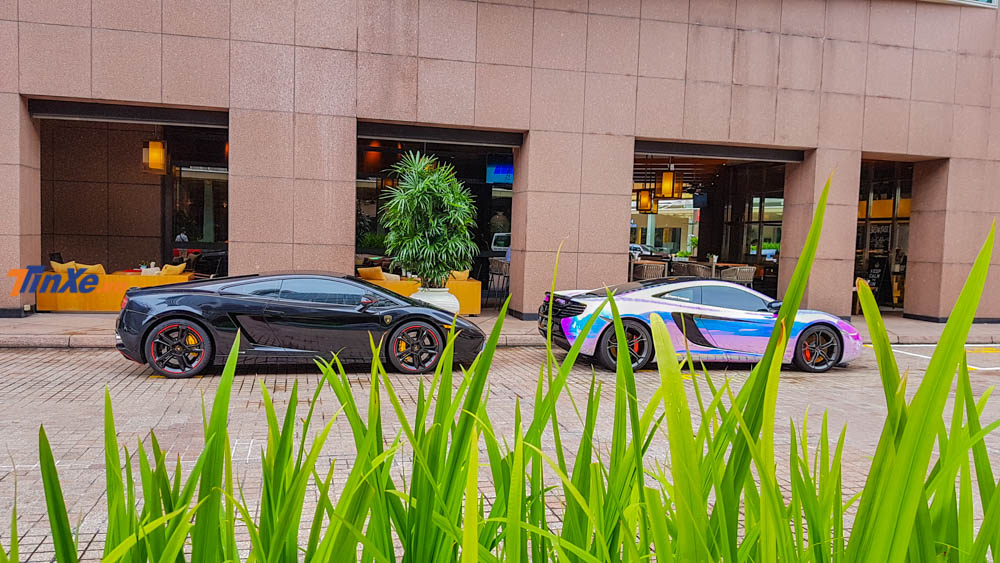 Dù đỗ phía sau chiếc Mclaren MP4-12C là một siêu xe khá đẹp mắt Lamborghini Gallardo, nhưng tâm điểm của các du khách có mặt tại đây đều hướng về siêu xe đến từ Anh Dù đỗ phía sau chiếc Mclaren MP4-12C là một siêu xe khá đẹp mắt Lamborghini Gallardo, nhưng tâm điểm của các du khách có mặt tại đây đều hướng về siêu xe đến từ Anh