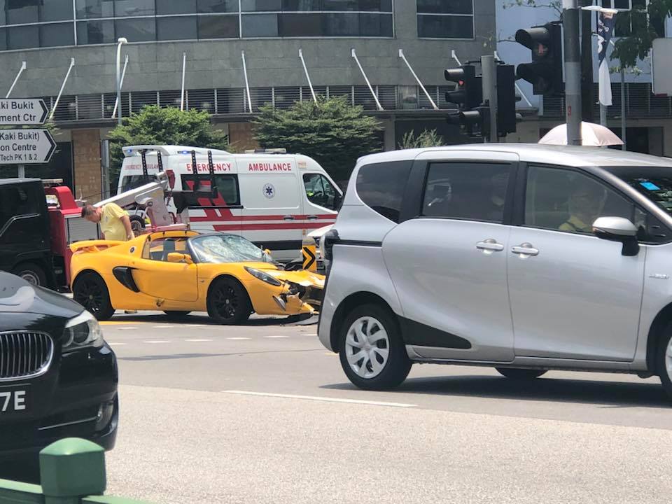 Thiệt hại của chiếc Lotus Elise màu vàng khá nghiêm trọng