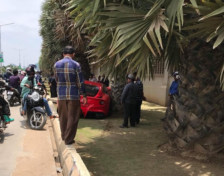 Vụ tai nạn siêu xe Ferrari F12 Berlinetta màu đỏ tại Campuchia thu hút khá đông sự chú ý của người đi đường