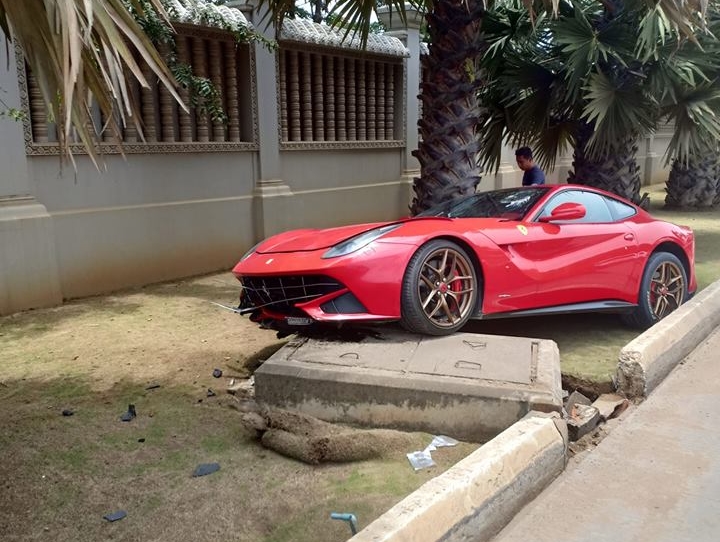 Siêu xe Ferrari F12 Berlinetta gặp nạn nghiêm trọng tại Campuchia