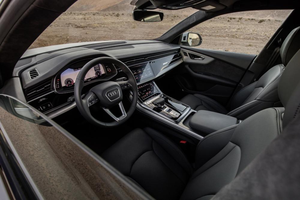 Nội thất của Audi Q8 2019 toát lên vẻ sang chảnh, hiện đại với những màn hình hiển thị lớn, ghế ngồi bọc da