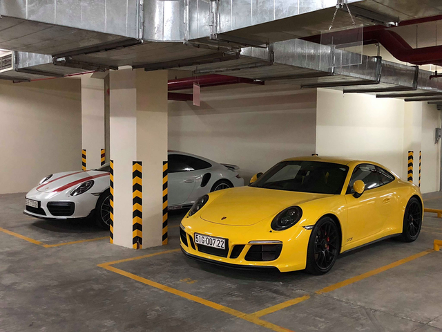 Và đây là chiếc đầu tiên đã được nhập khẩu chính hãng vào tháng 9 năm ngoái theo đơn đặt hàng của một người yêu dòng xe Porsche tại quận 7 Và đây là chiếc đầu tiên đã được nhập khẩu chính hãng vào tháng 9 năm ngoái theo đơn đặt hàng của một người yêu dòng xe Porsche tại quận 7