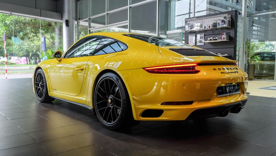 Hốc gió trước, khuếch tán hay các logo như Porsche, 911 Carrera GTS và dòng chữ GTS bên hông xe cũng được hoàn thành với màu đen. Hốc gió trước, khuếch tán hay các logo như Porsche, 911 Carrera GTS và dòng chữ GTS bên hông xe cũng được hoàn thành với màu đen.