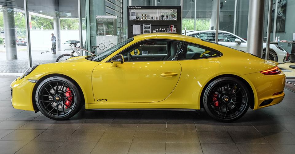 Porsche 911 Carrera GTS thứ 2 tại Việt Nam cũng có bộ áo màu vàng quen thuộc như chiếc đầu tiên Porsche 911 Carrera GTS thứ 2 tại Việt Nam cũng có bộ áo màu vàng quen thuộc như chiếc đầu tiên