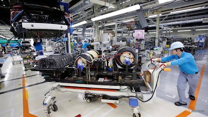 Một nhân viên đẩy cụm pin nhiên liệu và bình hydrô của xe Mirai tại nhà máy Motomachi của Toyota