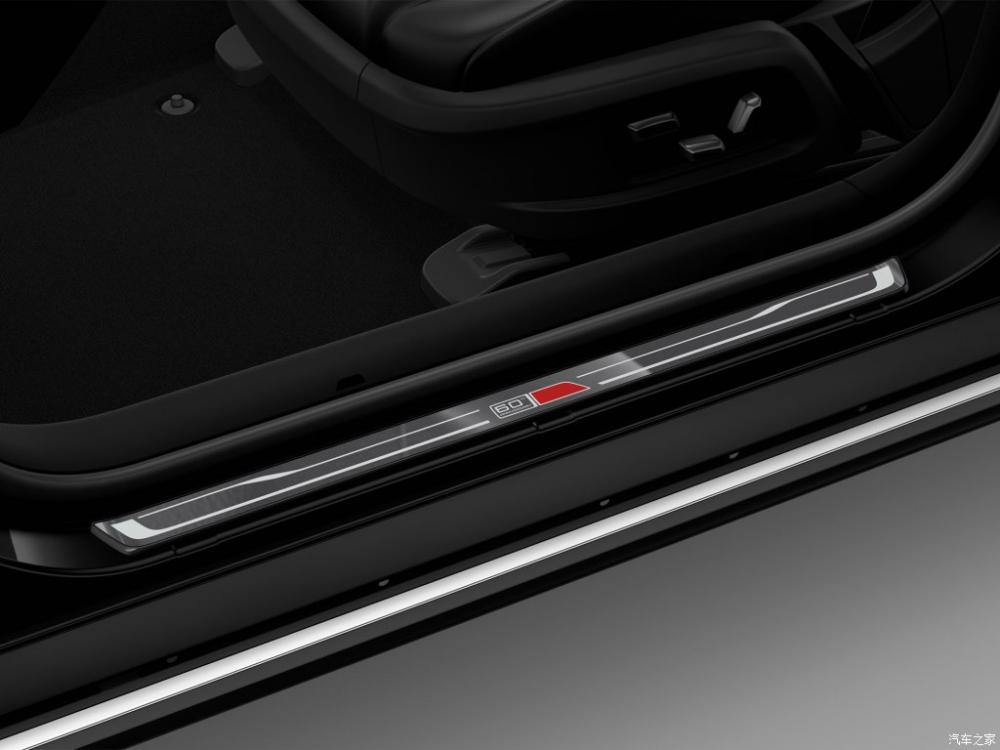 Logo 60 trên ốp bậc cửa của Hồng Kỳ H7 60th Anniversary Edition